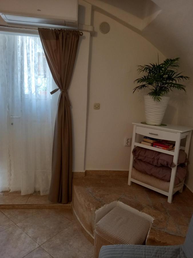 Bunari Studio Apartment Ровин Екстериор снимка